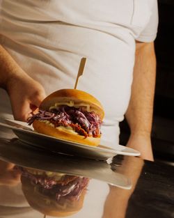 Hamburger with purple cabbage and sauce served on a white plate at Open Baladin Cuneo restaurant.
