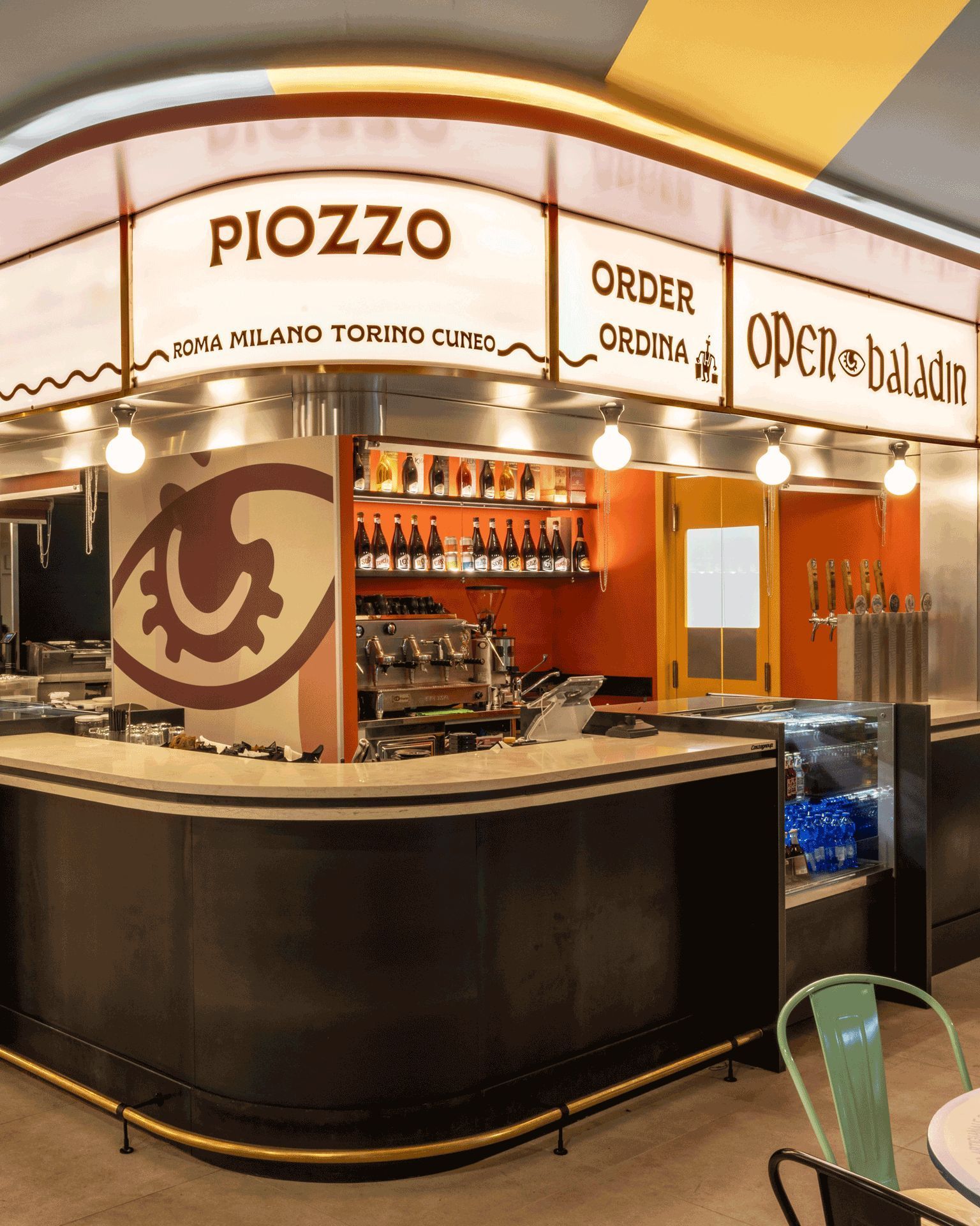 Ristorante Open Baladin Torino Aeroporto, con bancone e birra artigianale in evidenza.