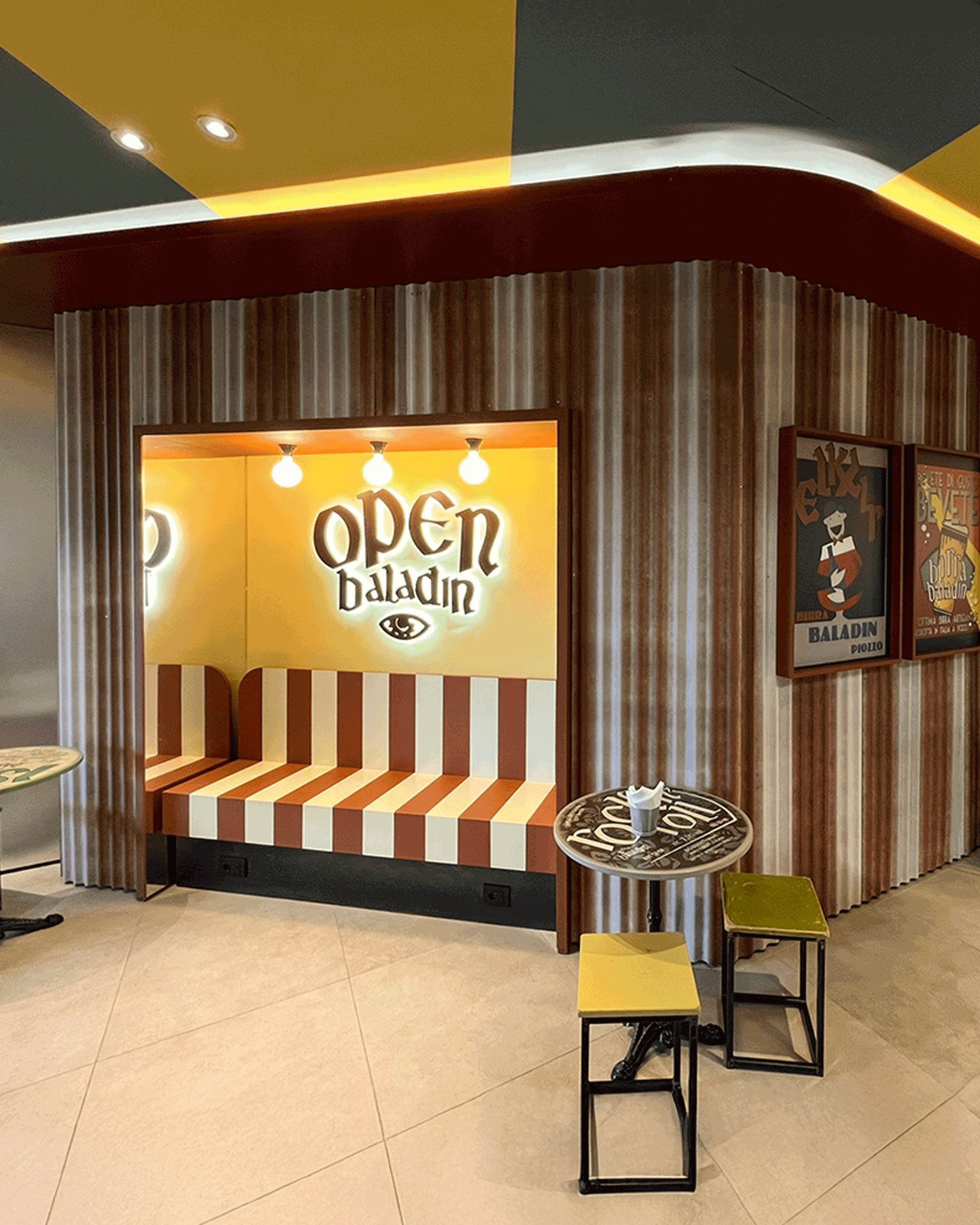 L'area accogliente di Open Baladin Torino Aeroporto, con un design moderno e dettagli dal gusto artigianale.