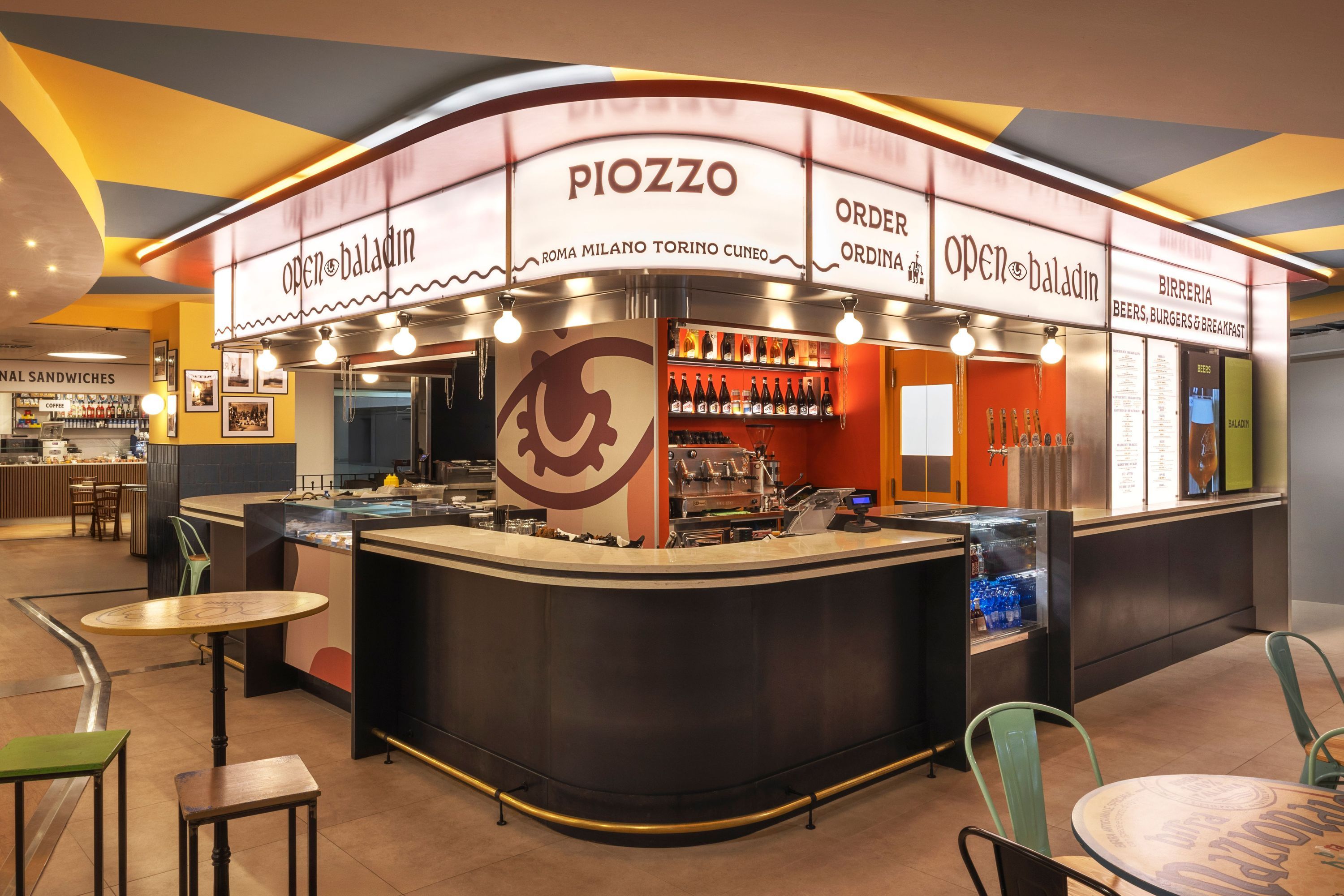 Open Baladin Torino Aeroporto propose hamburgers et birra artigianale dans un espace moderne et accueillant.