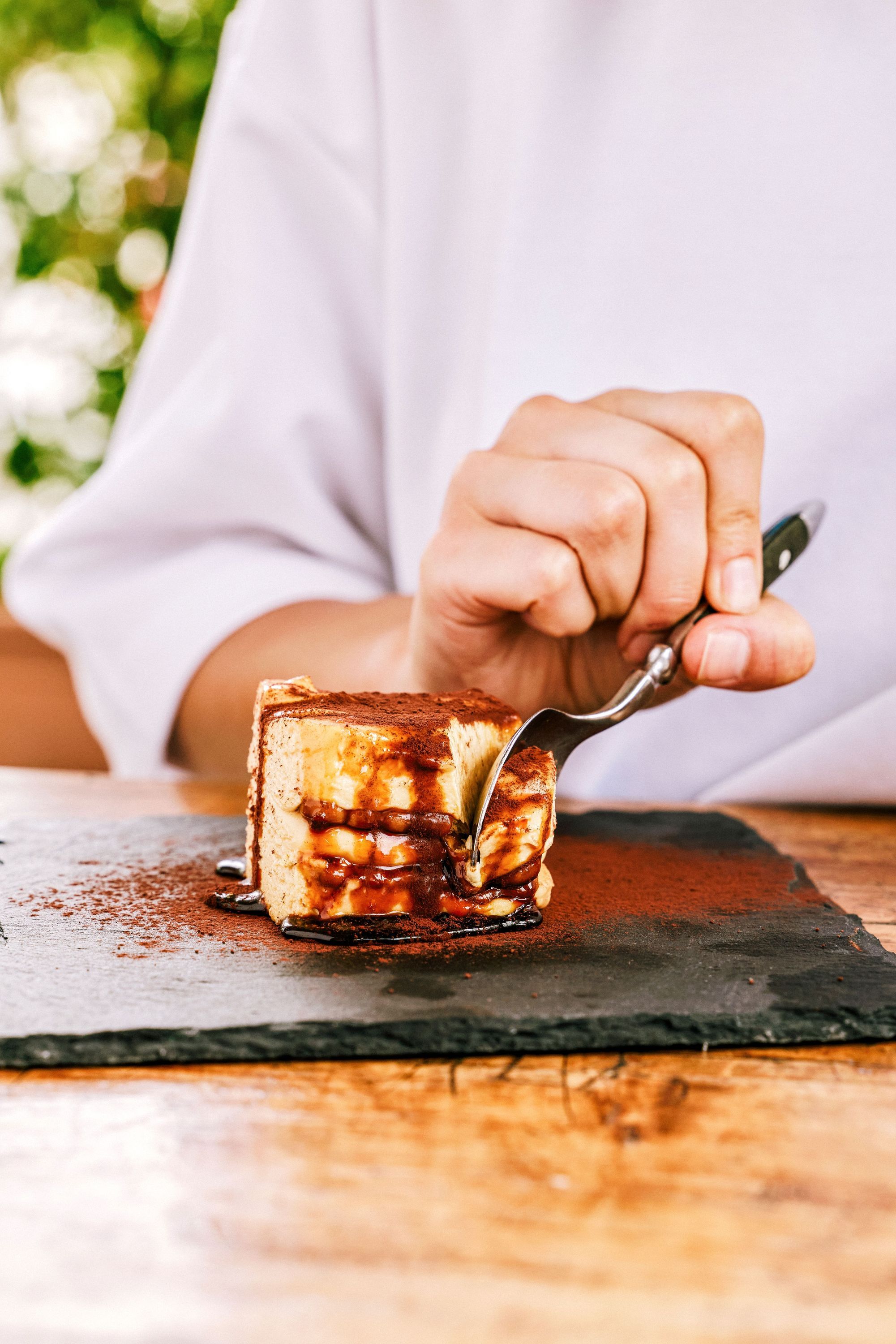 Un dessert crémeux au chocolat, servi sur une assiette en ardoise. Idéal pour terminer un repas.