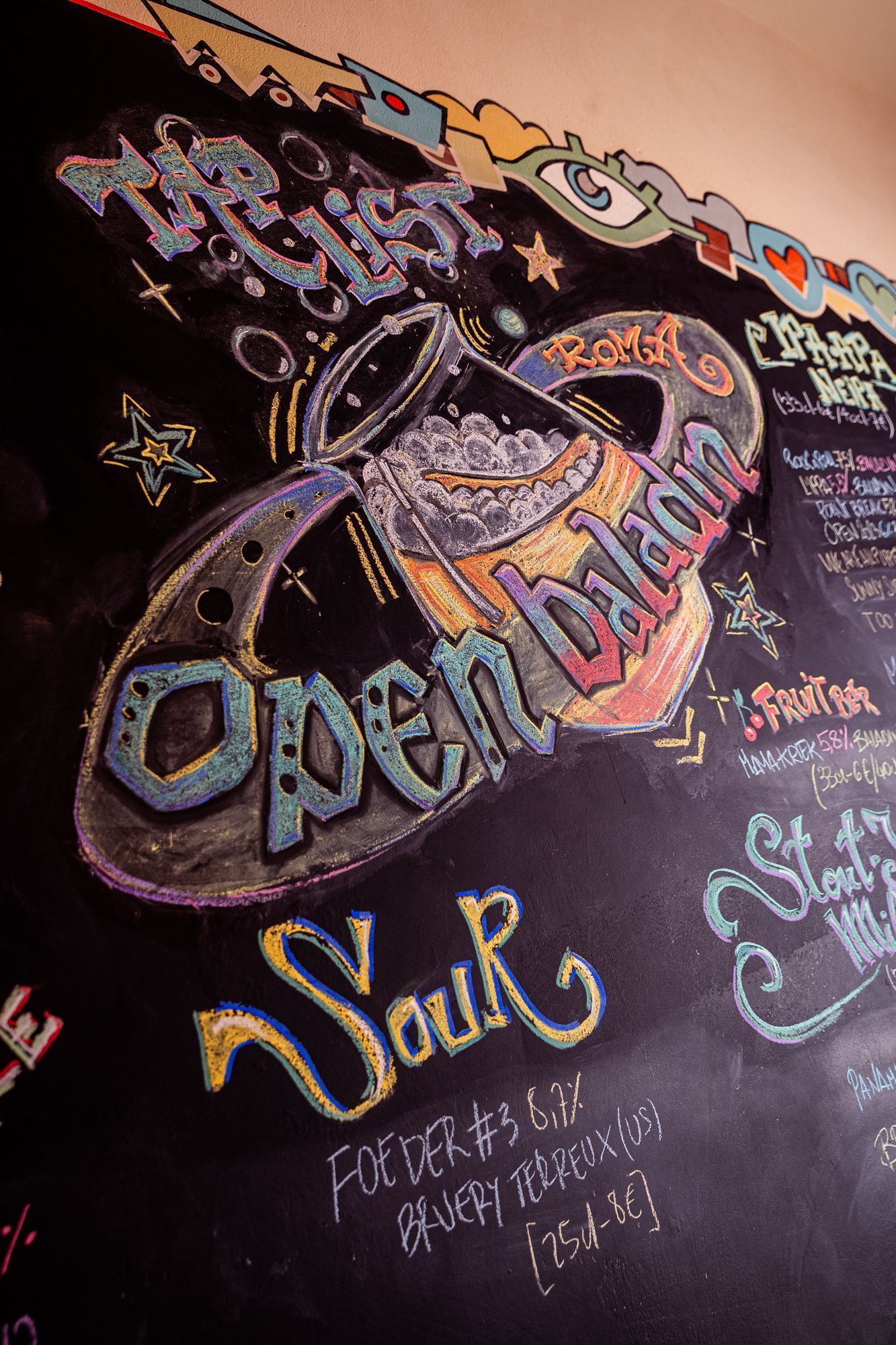 Bunte Kreidezeichnung einer Open Baladin Roma Craft Beer-Liste auf einer schwarzen Tafel mit dem Schwerpunkt auf Sour Biere.
